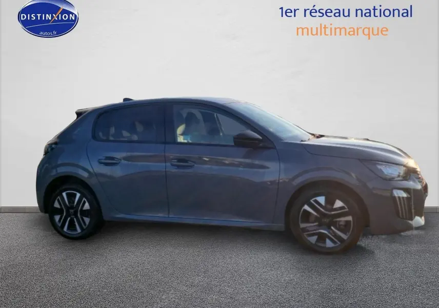 Vue de profil côté gauche d'une Peugeot 208 1.2 PureTech 100 Allure gris Sélénite avec jantes alu distinctives.