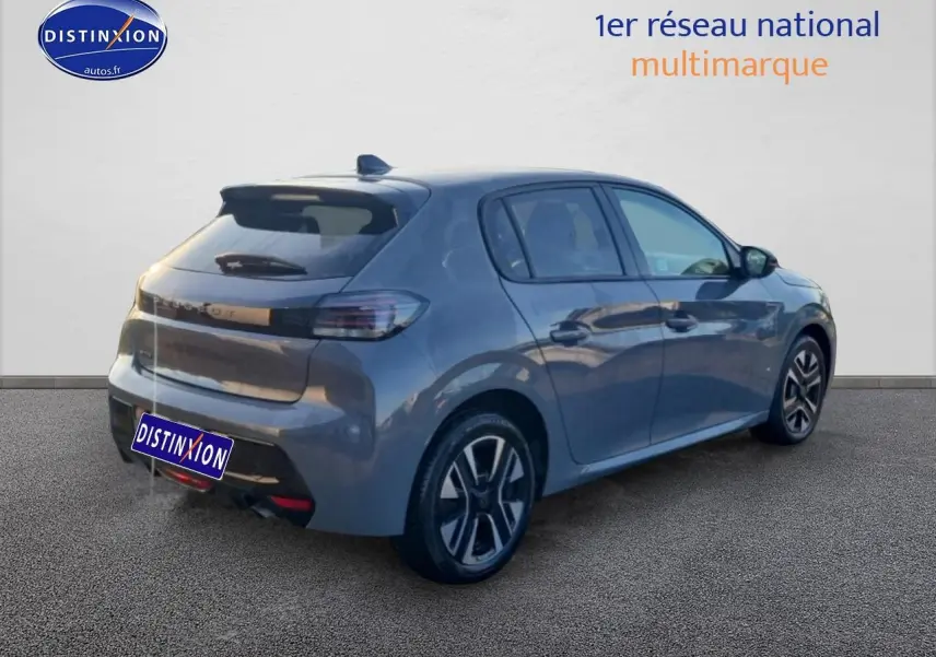 Vue 3/4 arrière droite d'une Peugeot 208 2024 gris sélénite avec jantes alliage et feux arrière LED.