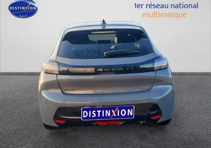 Vue arrière d'une Peugeot 208 gris sélénite 2024 avec feux arrière LED et plaque Distinxion.