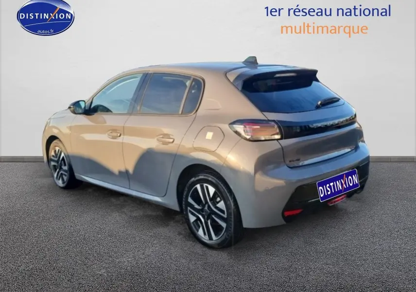 Vue 3/4 arrière droite d'une Peugeot 208 gris sélénite avec jantes alliage et feux arrière LED.