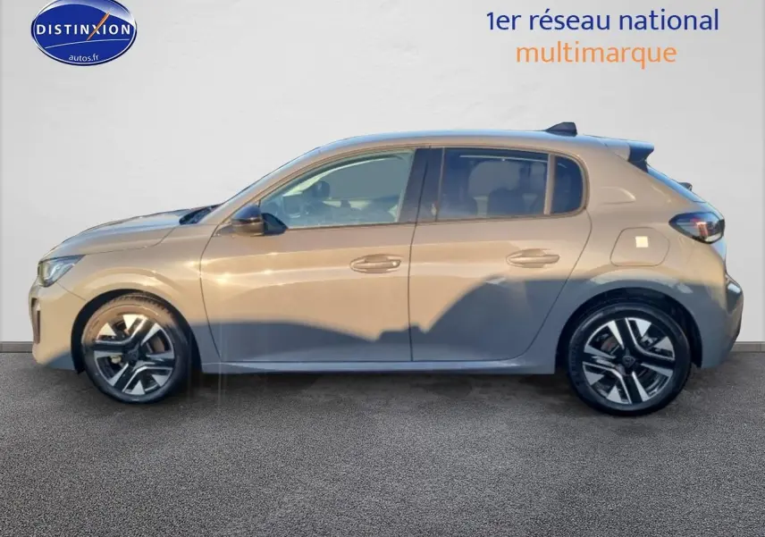 Profil droit d'une Peugeot 208 1.2 PureTech 100 Allure gris Sélénite avec jantes alliage et vitres teintées.