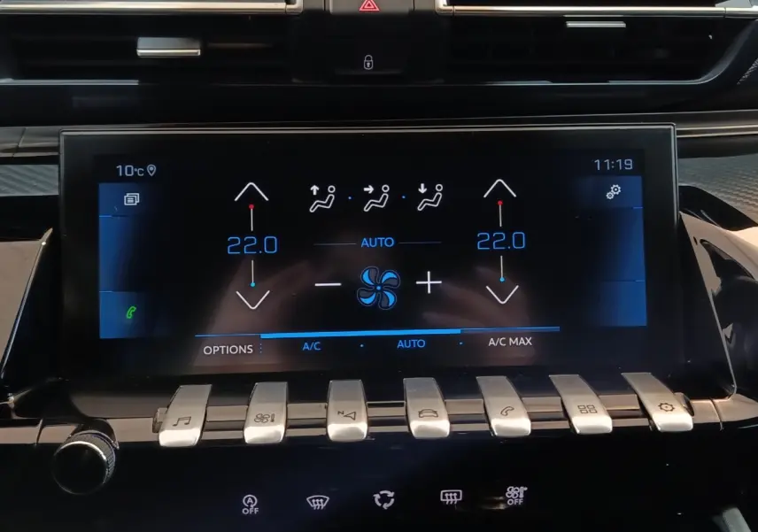 Écran tactile central de la Peugeot 508 gris clair montrant les réglages de climatisation à 22°C, vue frontale rapprochée.