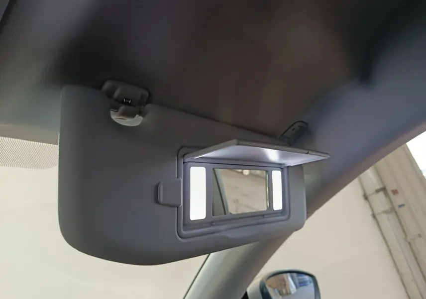 Détail du pare-soleil côté conducteur avec miroir éclairé dans un Peugeot 508 gris clair, vue intérieure.