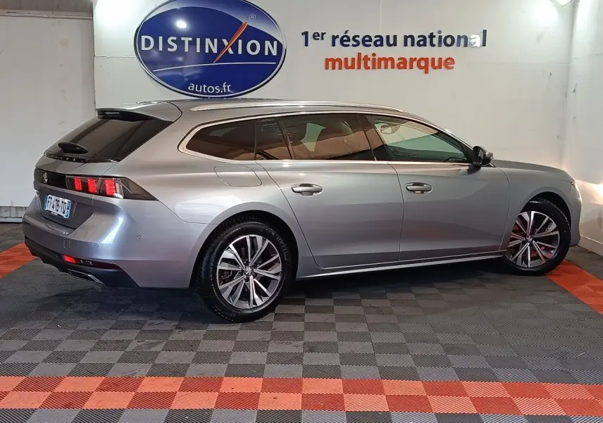 Peugeot 508 BlueHDi gris clair vue de profil droit en break, avec jantes alliage et feux arrière LED distinctifs.