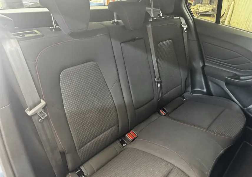 Vue intérieure de la banquette arrière noire avec surpiqûres rouges de la Ford Focus 5P St-Line 2022.