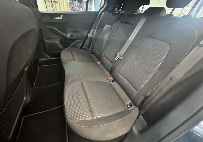 Vue intérieure côté droit sur la banquette arrière noire avec surpiqûres rouges de la Ford Focus 5P St-Line 2022.