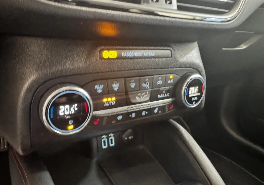 Détail de la console centrale avec climatisation bi-zone digitale et commandes tactiles dans une Ford Focus St-Line 2022.