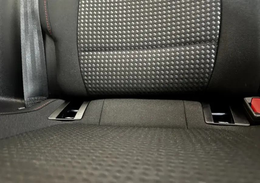 Gros plan sur la banquette arrière noire avec texture et coutures rouges de la Ford Focus 5P St-Line 2022.