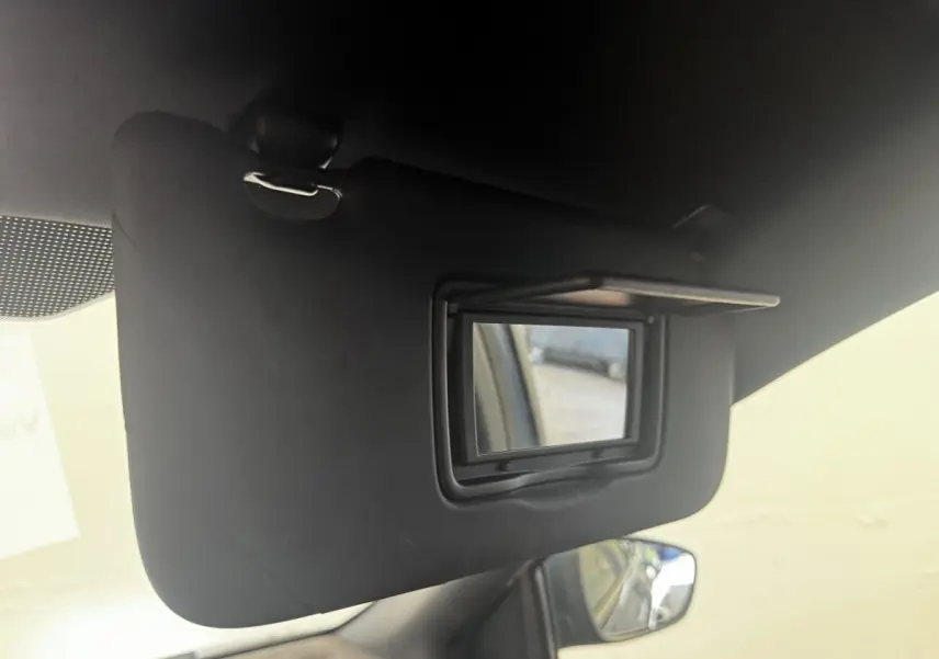 Détail intérieur du pare-soleil avec miroir ouvert côté conducteur d’une Ford Focus bleu 2022 St-Line.