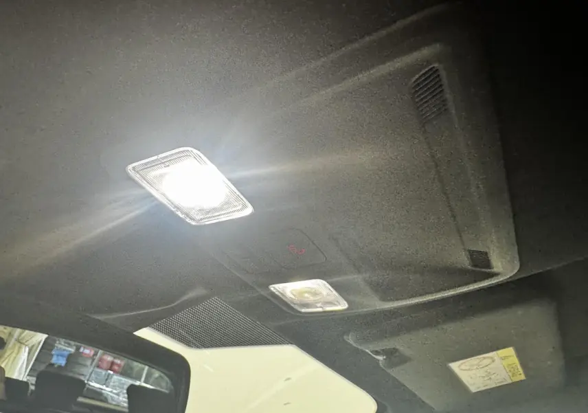 Plafonnier intérieur allumé vu de l'arrière vers l'avant dans une Ford Focus 5 portes bleu 2022.