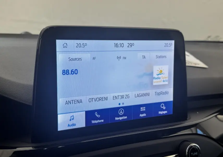 Écran tactile central de la Ford Focus St-Line 2022 affichant la radio FM et les options de navigation.