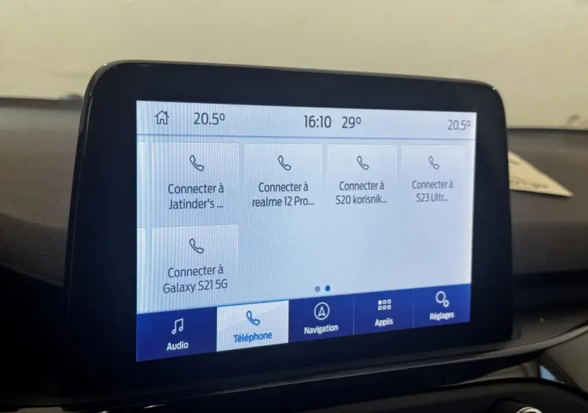Écran tactile central de la Ford Focus St-Line 2022 affichant les options de connexion téléphonique.