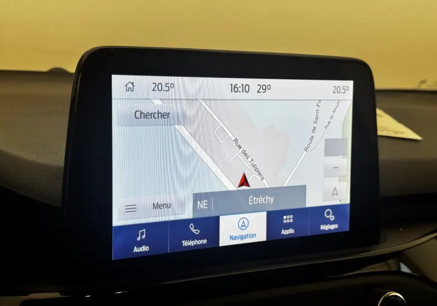 Écran tactile de navigation 8 pouces dans le tableau de bord intérieur d'une Ford Focus 5P 2022.