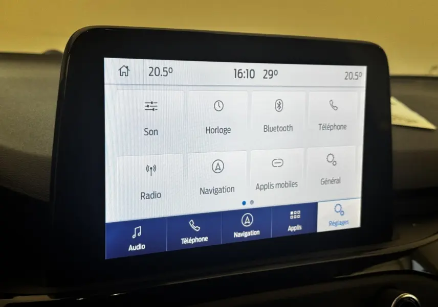 Écran tactile central de la Ford Focus 5 portes 2022 affichant le menu de navigation et réglages.