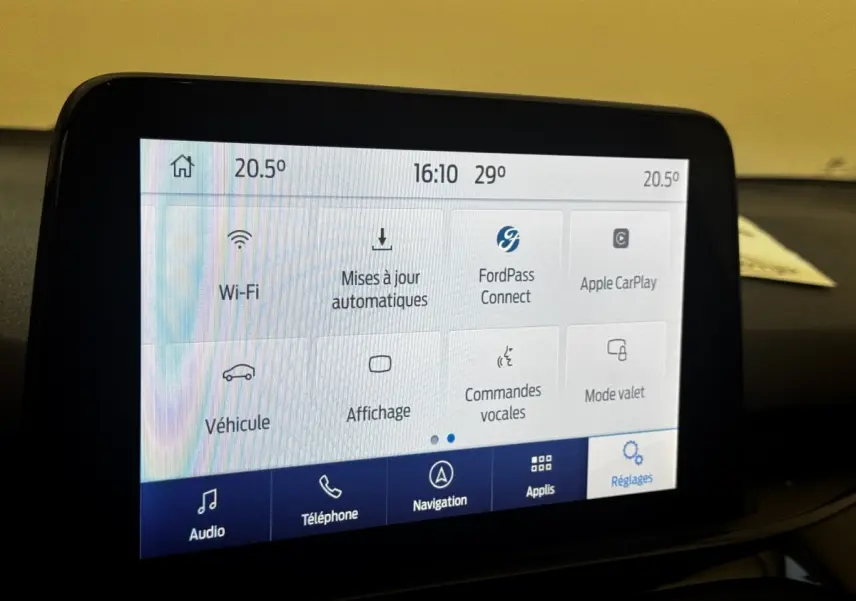 Écran tactile central de la Ford Focus St-Line 2022 affichant les options Wi-Fi, FordPass et Apple CarPlay.