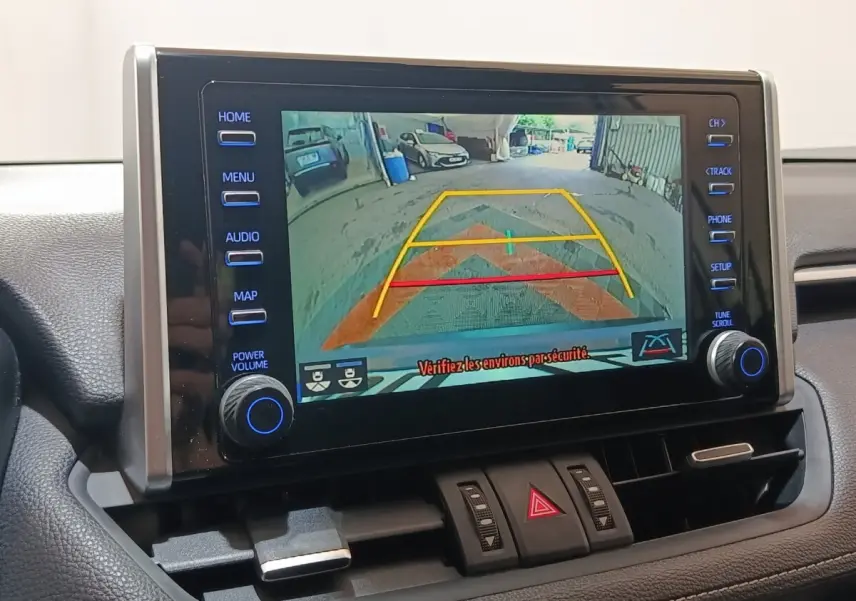 Écran tactile central montrant la caméra de recul du Toyota RAV4 Hybride 2WD 2021, intérieur noir.