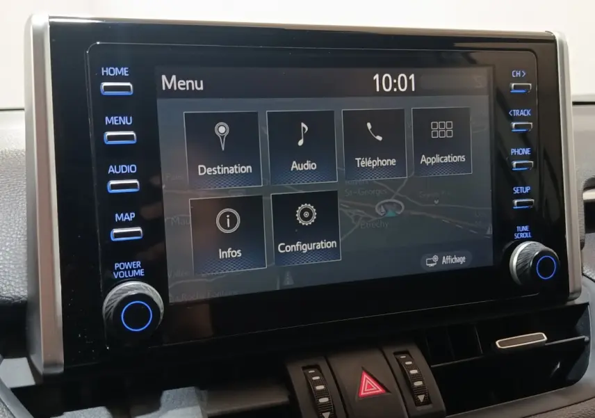 Écran tactile central 8 pouces du Toyota RAV4 Hybride 2021 avec menu navigation, audio et téléphone affichés.
