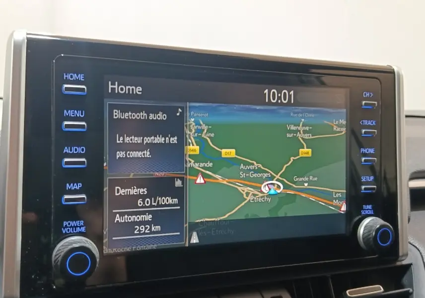 Écran tactile de navigation et multimédia du Toyota RAV4 Hybride 2WD, affichage carte et informations véhicule.