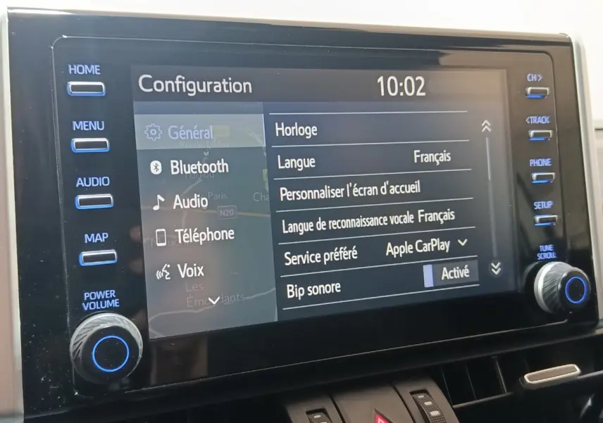 Écran tactile central du Toyota RAV4 hybride 2021 affichant le menu de configuration en français.