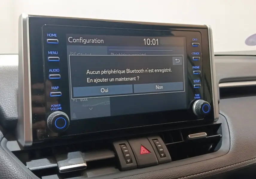 Écran tactile central du tableau de bord du Toyota RAV4 hybride 2021 affichant un message Bluetooth.