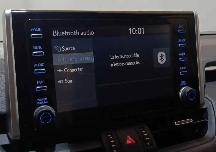 Écran tactile central du Toyota RAV4 Hybride 2021 affichant le menu Bluetooth, vue rapprochée intérieure.