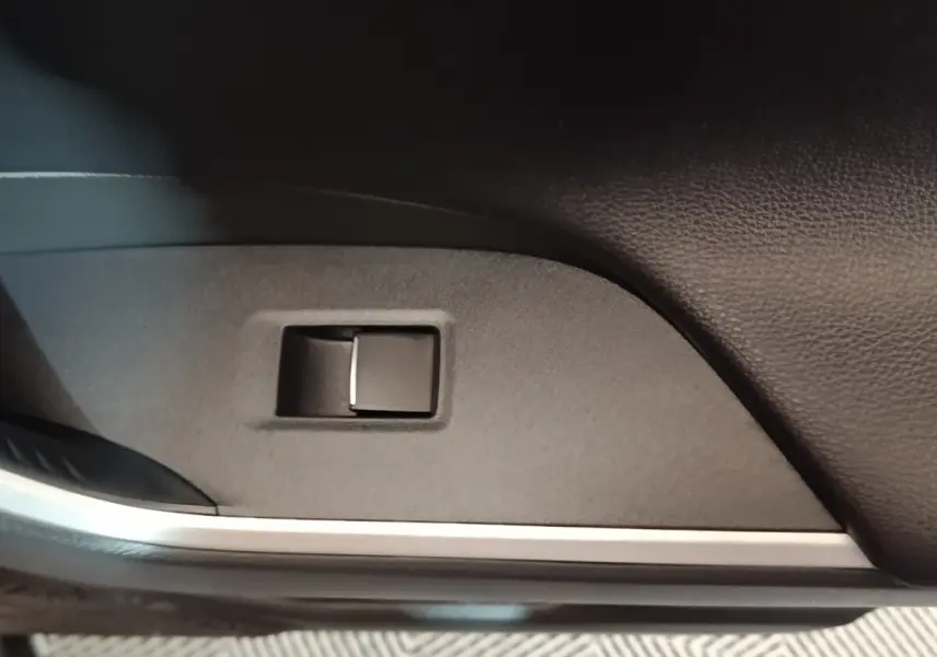 Détail de la poignée intérieure de porte côté conducteur du Toyota RAV4 hybride 2021, finition noire.