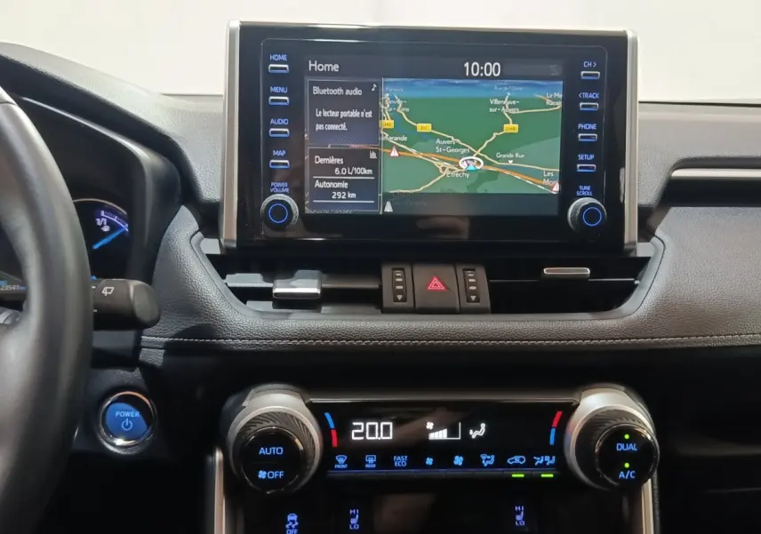 Vue intérieure centrée sur l’écran tactile et la console de climatisation du Toyota RAV4 hybride 2021.