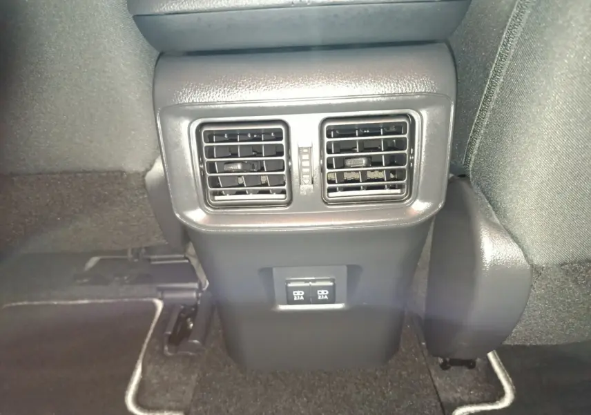 Vue rapprochée des aérateurs arrière et ports USB doubles du Toyota RAV4 Hybride 2WD 2021, intérieur noir.