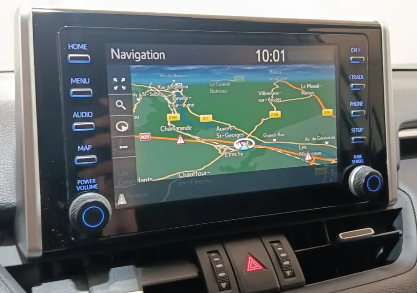 Écran tactile central du Toyota RAV4 Hybride 2021 affichant la navigation, avec boutons latéraux bleus et tableau de bord noir.
