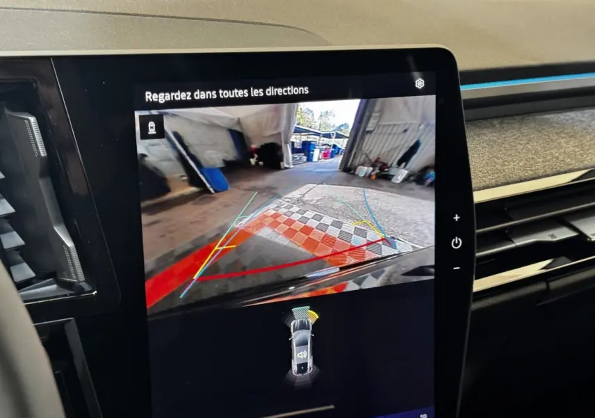 Écran tactile intérieur montrant la caméra de recul avec vue arrière et aides au stationnement du Renault Espace noir.