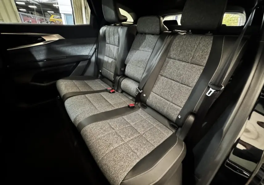 Vue intérieure côté droit sur la banquette arrière grise et noire du Renault Espace Techno 7PL 2025 hybride.