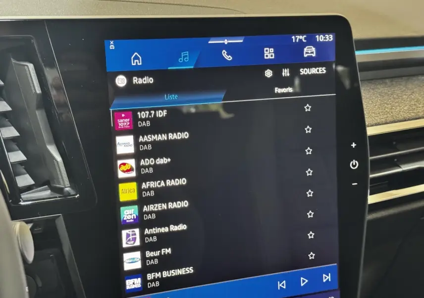 Écran tactile central du tableau de bord du Renault Espace noir, affichant la liste des radios DAB.
