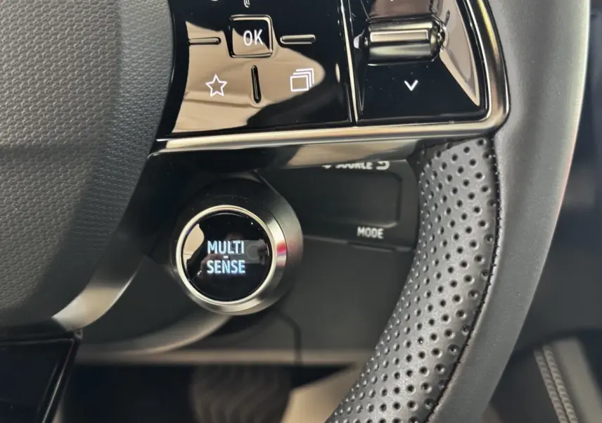 Gros plan sur le bouton Multi-Sense du volant en cuir perforé du Renault Espace noir, version techno 7PL E-Tech 2025.