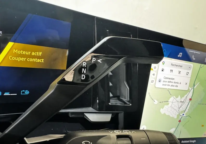 Gros plan sur la commande de boîte automatique noire et l’écran tactile de navigation du tableau de bord du Renault Espace 2025.
