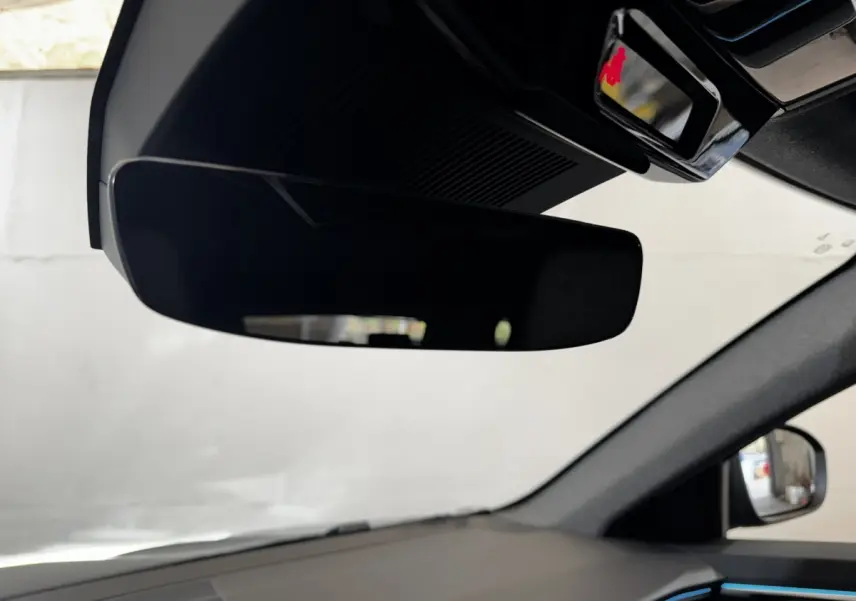 Vue intérieure du rétroviseur central et du pare-brise du Renault Espace noir, version techno 7PL E-Tech hybride.