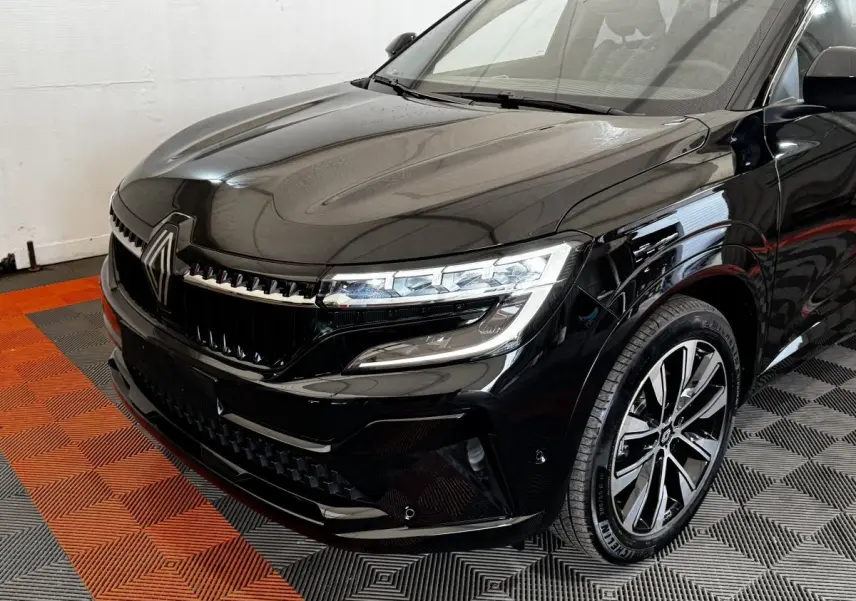 Renault Espace Techno 7PL E-Tech noir, vue 3/4 avant droit, avec phares LED et jantes alliage distinctives.