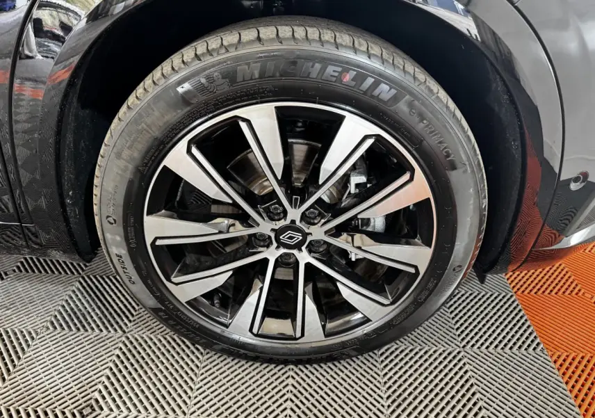 Gros plan sur la roue avant droite noire avec jante alliage bicolore du Renault Espace techno 7PL E-Tech 2025.