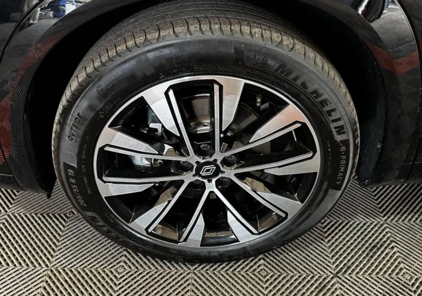 Gros plan sur la roue avant droite noire d’un Renault Espace 2025 avec jante alliage bicolore et pneu Michelin.