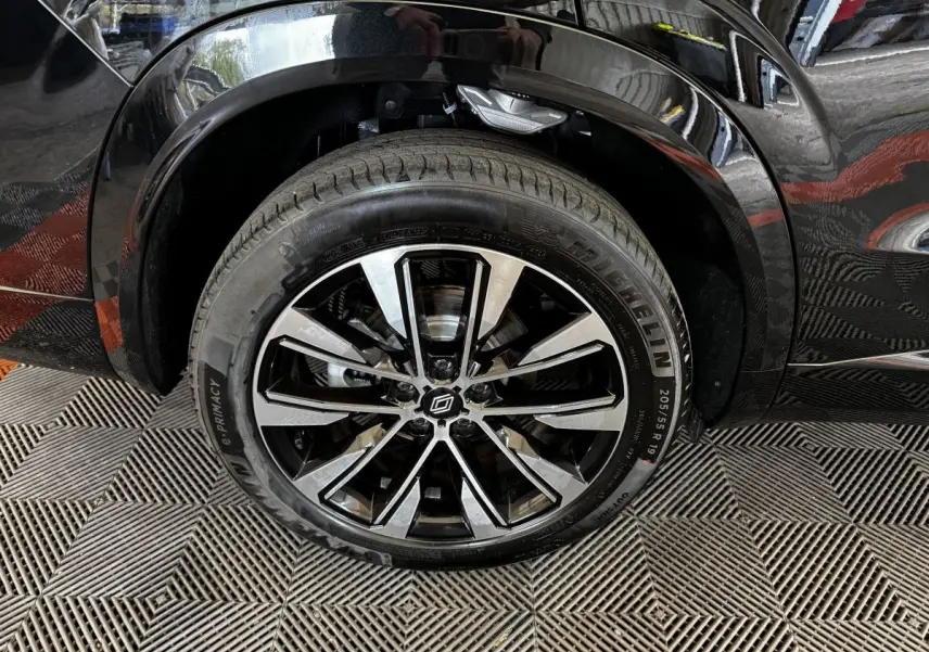 Gros plan sur la roue avant droite du Renault Espace noir 2025, jante alliage bicolore moderne et pneu Michelin.
