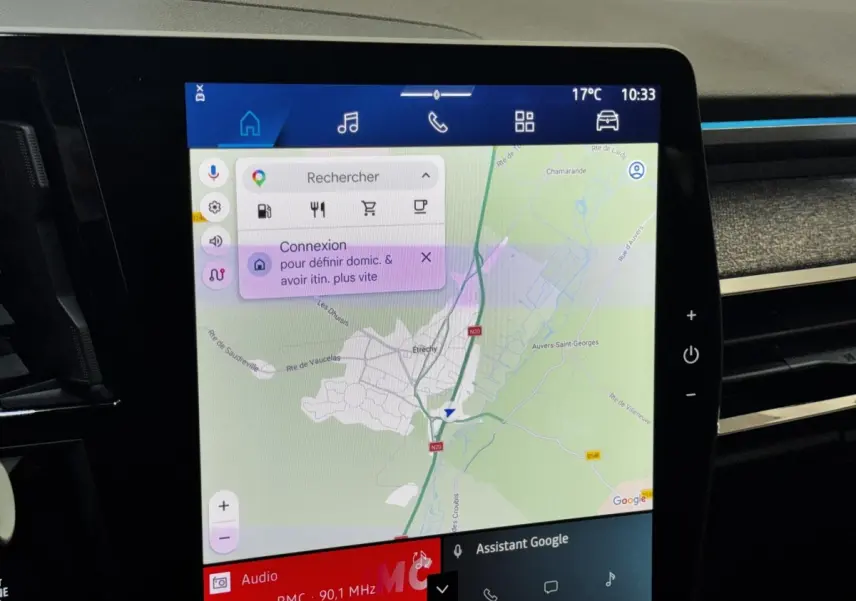 Écran tactile central 12 pouces du tableau de bord du Renault Espace noir, affichant la navigation GPS en mode jour.
