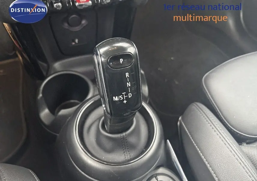 Le levier de vitesses automatique noir de la MINI 1.5 136CH STEPTRONIC, vue rapprochée de la console centrale.