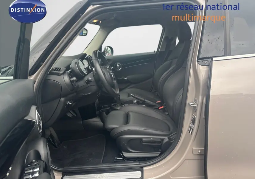 Intérieur noir vu côté conducteur d'une MINI 1.5 136CH Rooftop Grey Metal avec tableau de bord moderne.