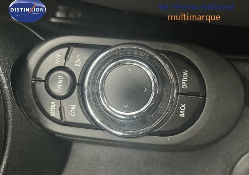 Gros plan sur la molette de commande centrale du système multimédia de la MINI 1.5 136CH STEPTRONIC 2023.