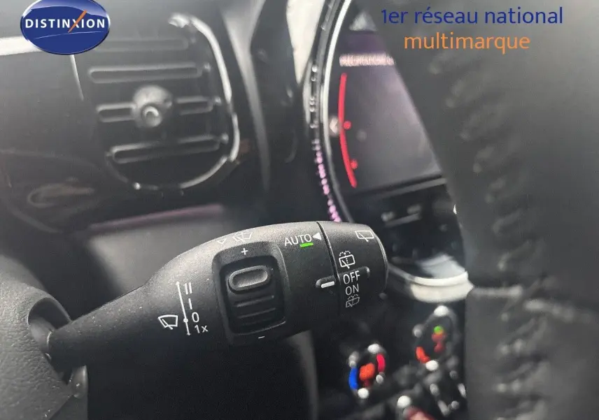 Gros plan sur la commande d'essuie-glace automatique à gauche du volant d'une MINI 2023 Rooftop Grey.