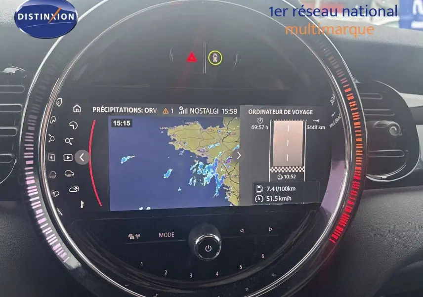 Tableau de bord numérique de MINI 1.5 136CH en rooftop grey, affichant navigation et informations de conduite.