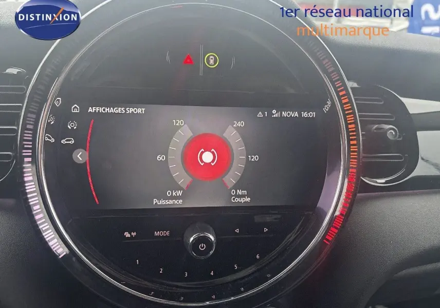 Tableau de bord circulaire de MINI 1.5 136CH Rooftop Grey, affichage sport et commandes intégrées.