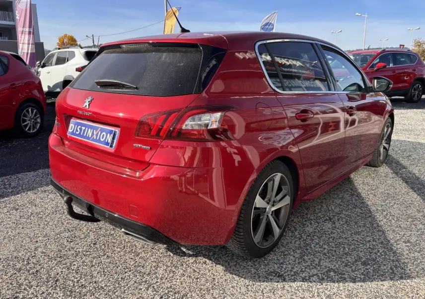PEUGEOT 308 GT Line rouge foncé vue 3/4 arrière droit avec jantes diamantées et toit panoramique