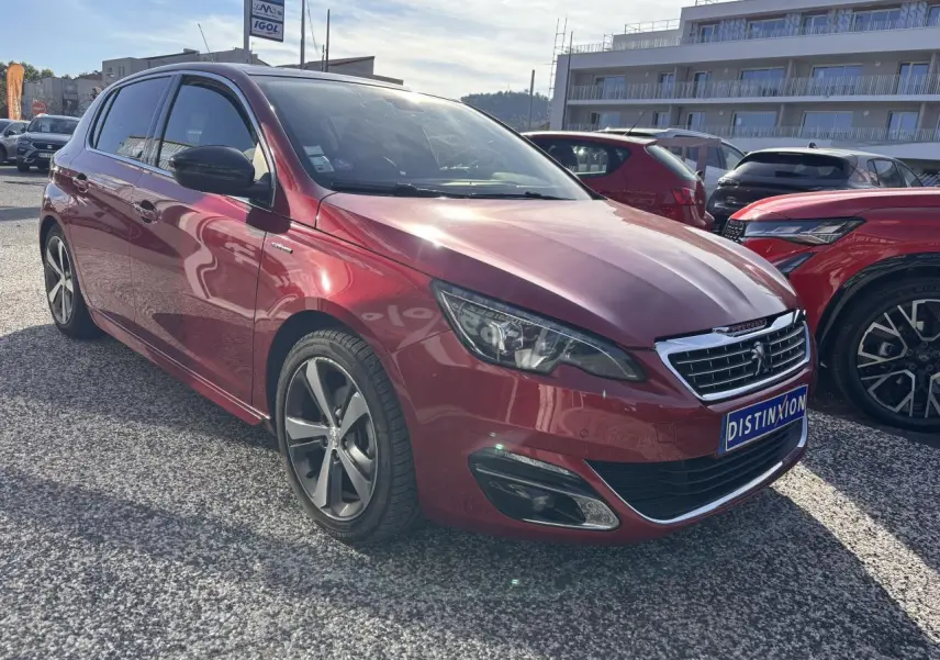 Peugeot 308 GT Line rouge foncé vue 3/4 avant droit avec calandre chromée et jantes diamantées 17 pouces.