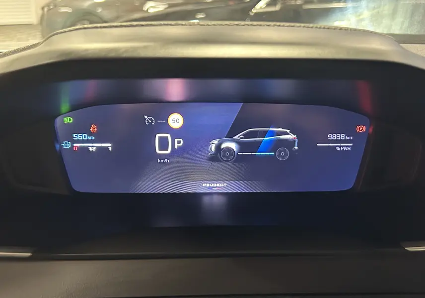 Tableau de bord numérique du Peugeot 2008 Allure Hybrid 145, affichant la vitesse à 0 km/h et l'autonomie restante.