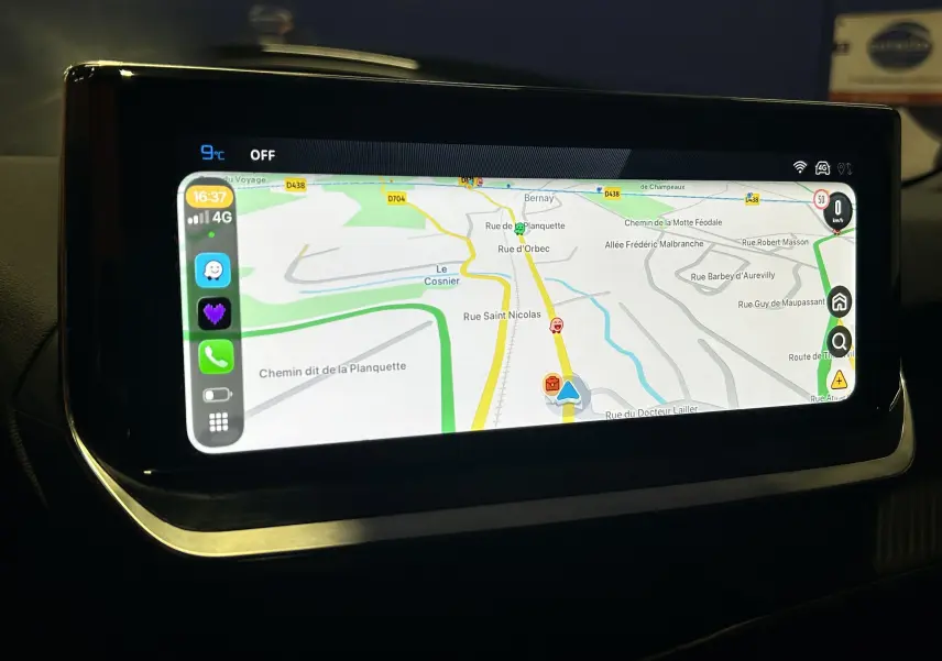 Écran tactile central du Peugeot 2008 Allure Hybrid 145 gris, affichant la navigation GPS en intérieur nuit.